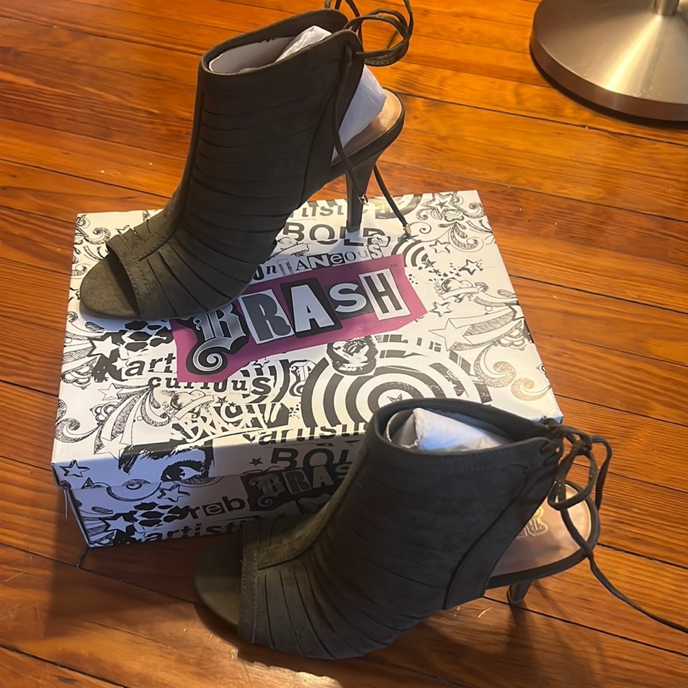 Olive boot heels with back out and laces